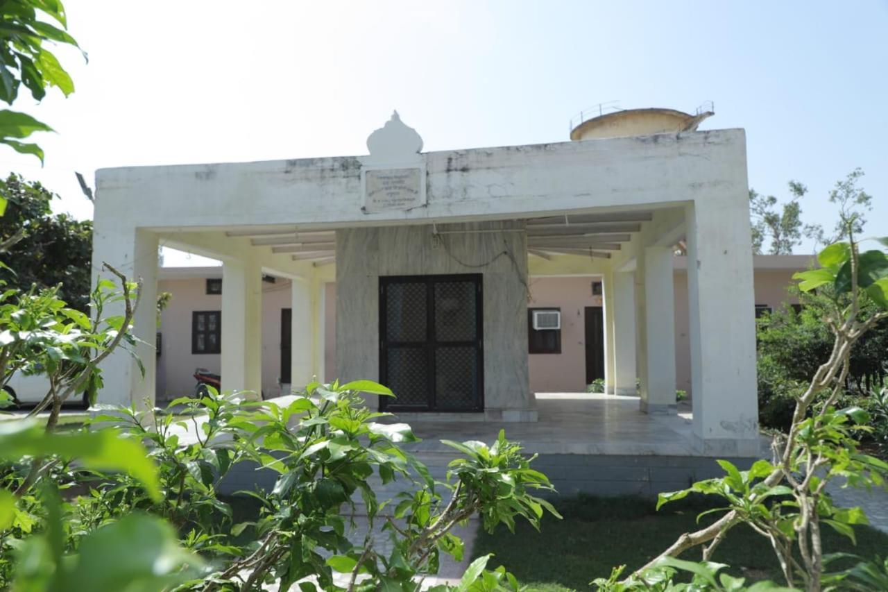 Radha Madhav Ashram Vrindāvan Exterior foto