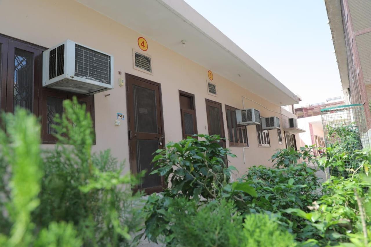 Radha Madhav Ashram Vrindāvan Exterior foto