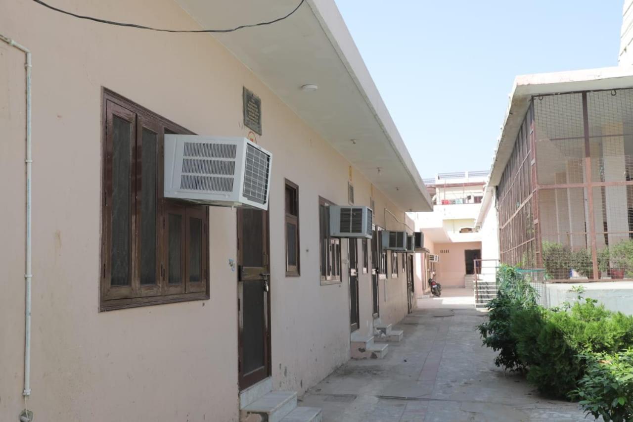 Radha Madhav Ashram Vrindāvan Exterior foto